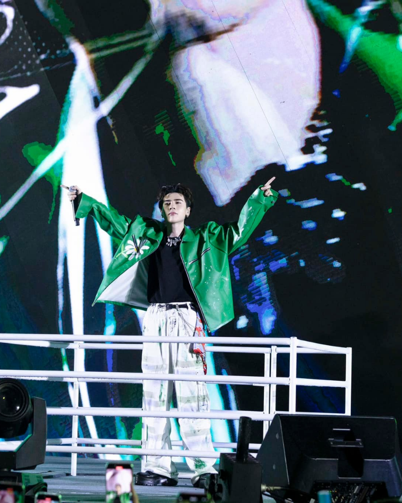 Hình ảnh Quang Hùng nhảy trên sân khấu cực cháy.