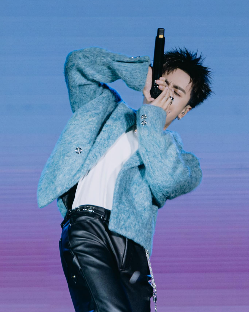 MasterD nhảy trên sân khấu với động tác vũ đạo điêu luyện