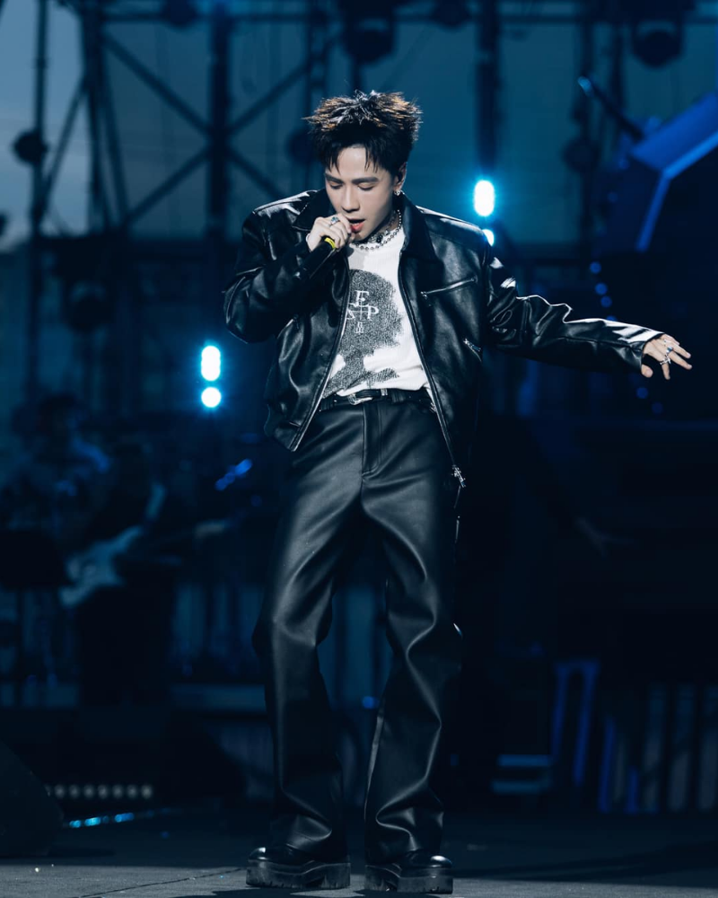 MasterD nhảy trên sân khấu với thần thái ngôi sao sáng rực