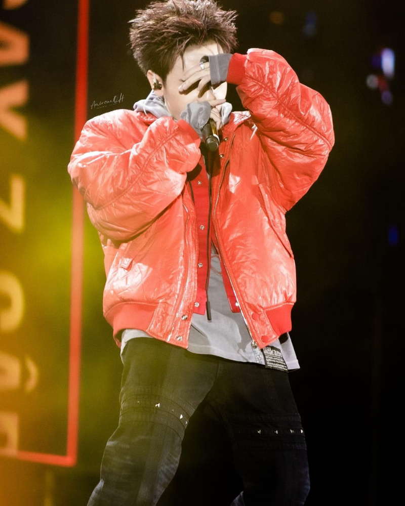 Quang Hùng trình diễn trên sân khấu khiến fan reo hò cổ vũ.