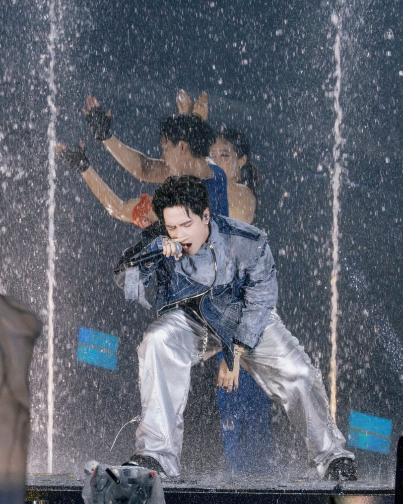 nhảy bốc lửa dưới mưa trên sân khấu