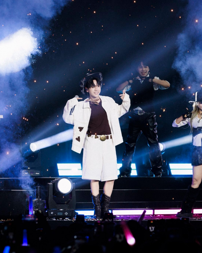 Ảnh Hùng cực đẹp trai trên sân khấu