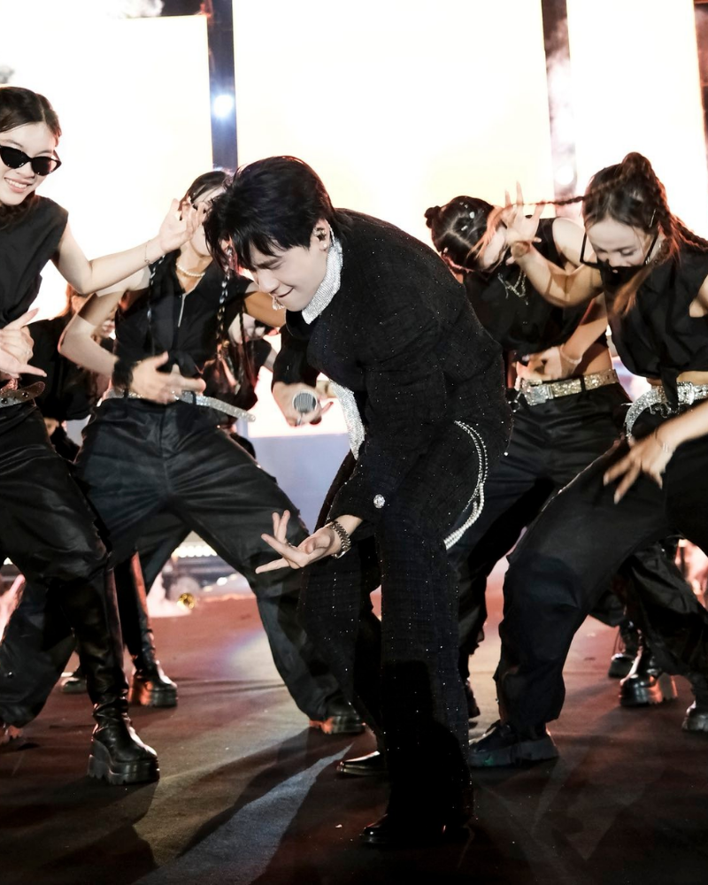 Nhảy cực bốc lửa cùng vũ đoàn trên sân khấu