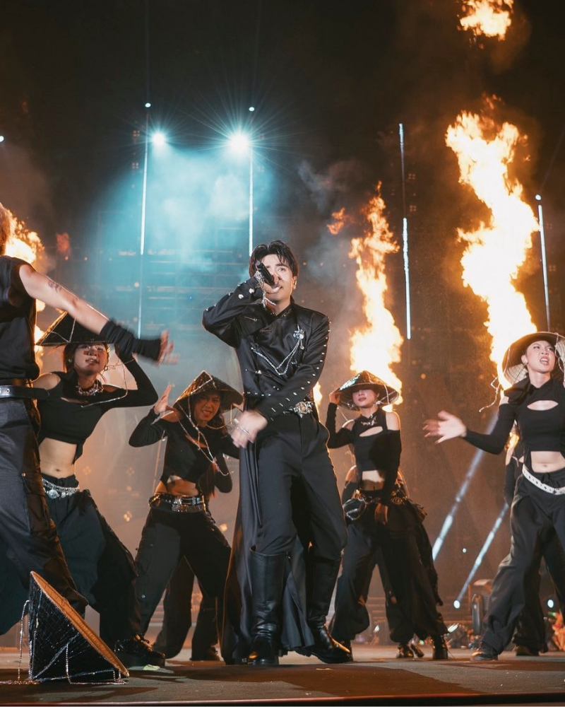 Ảnh Quang Hùng MasterD trình diễn trên sân khấu