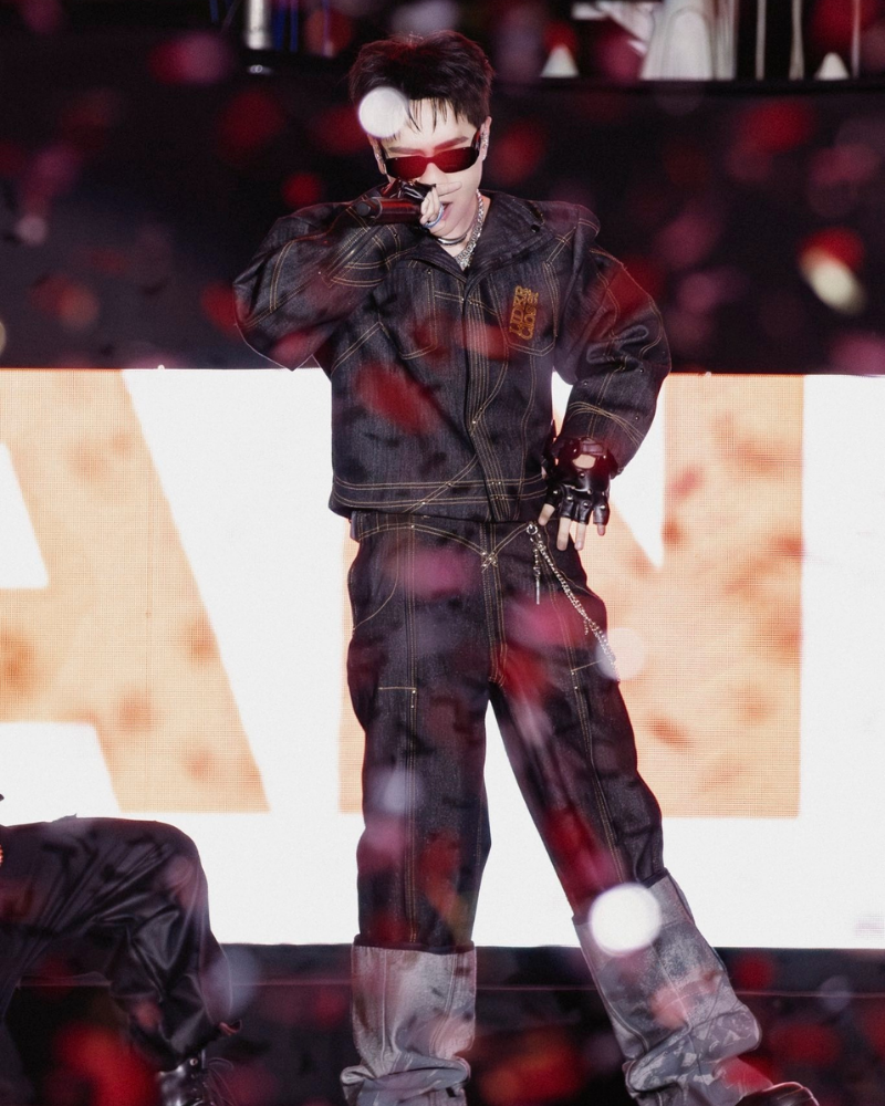 Ảnh Quang Hùng nhảy cực kỳ ngầu sân khấu