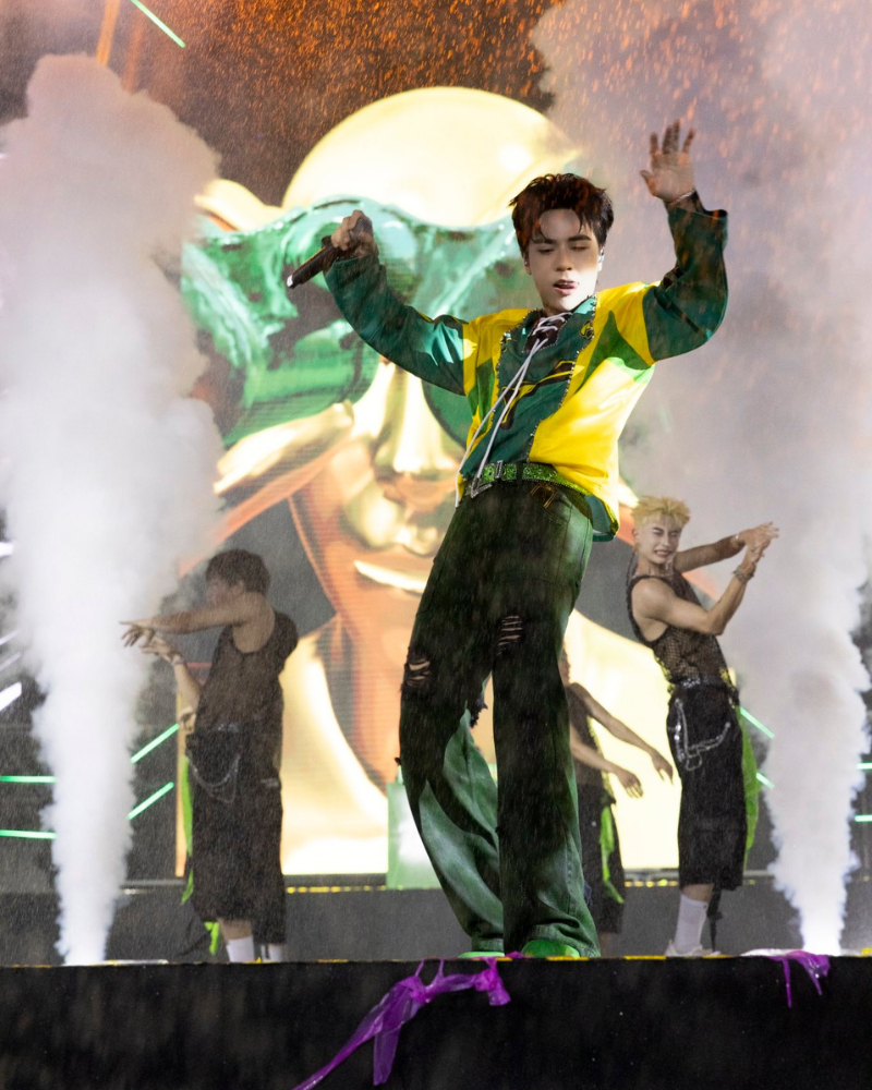 Nhảy cực kỳ bốc lửa, đốn tim fan trên sân khấu