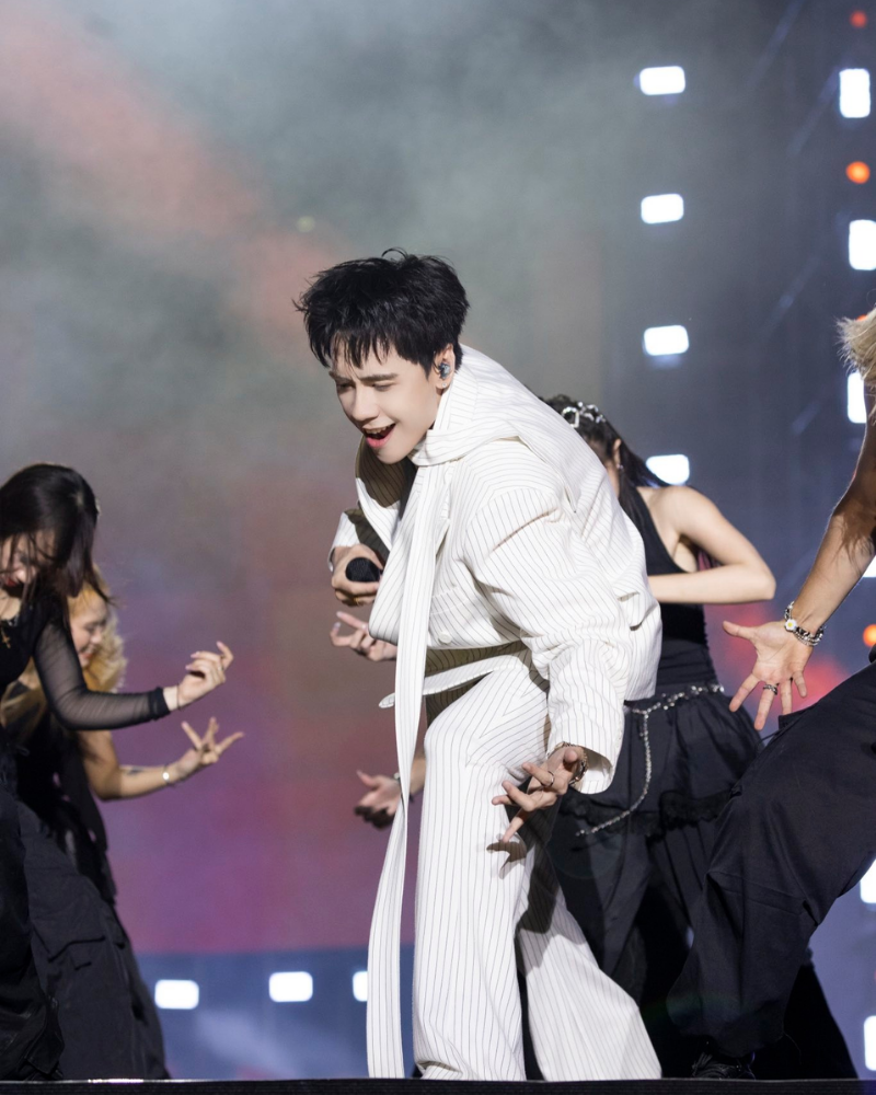 Ảnh trình diễn máu lửa trên sân khấu