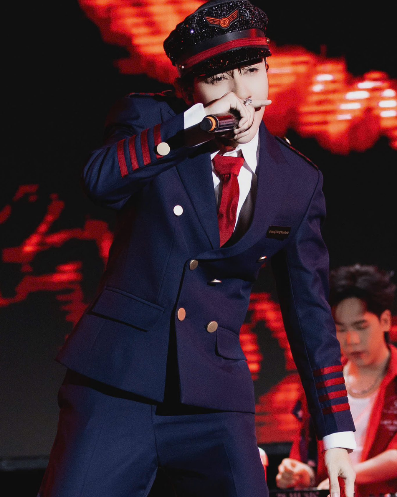 Ảnh Quang Hùng MasterD say mê hát trên sân khấu