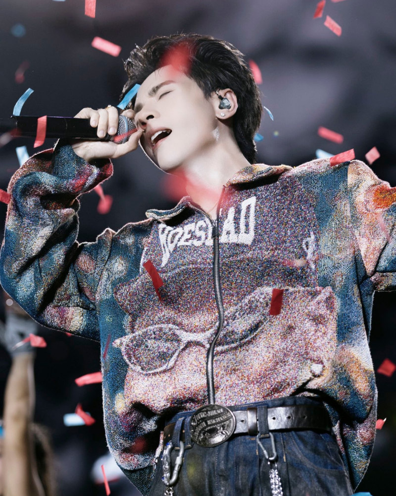 Quang Hùng say mê hát trên sân khấu