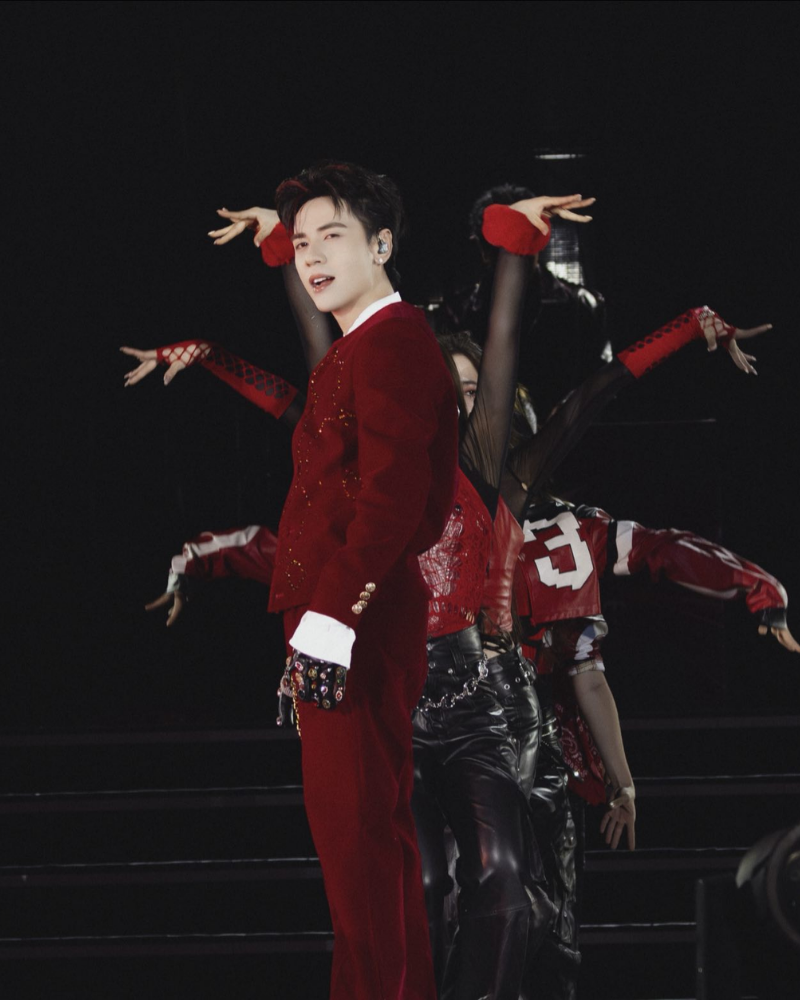 Ảnh Quang Hùng thần thái quý ông, bốc lửa trên sân khấu