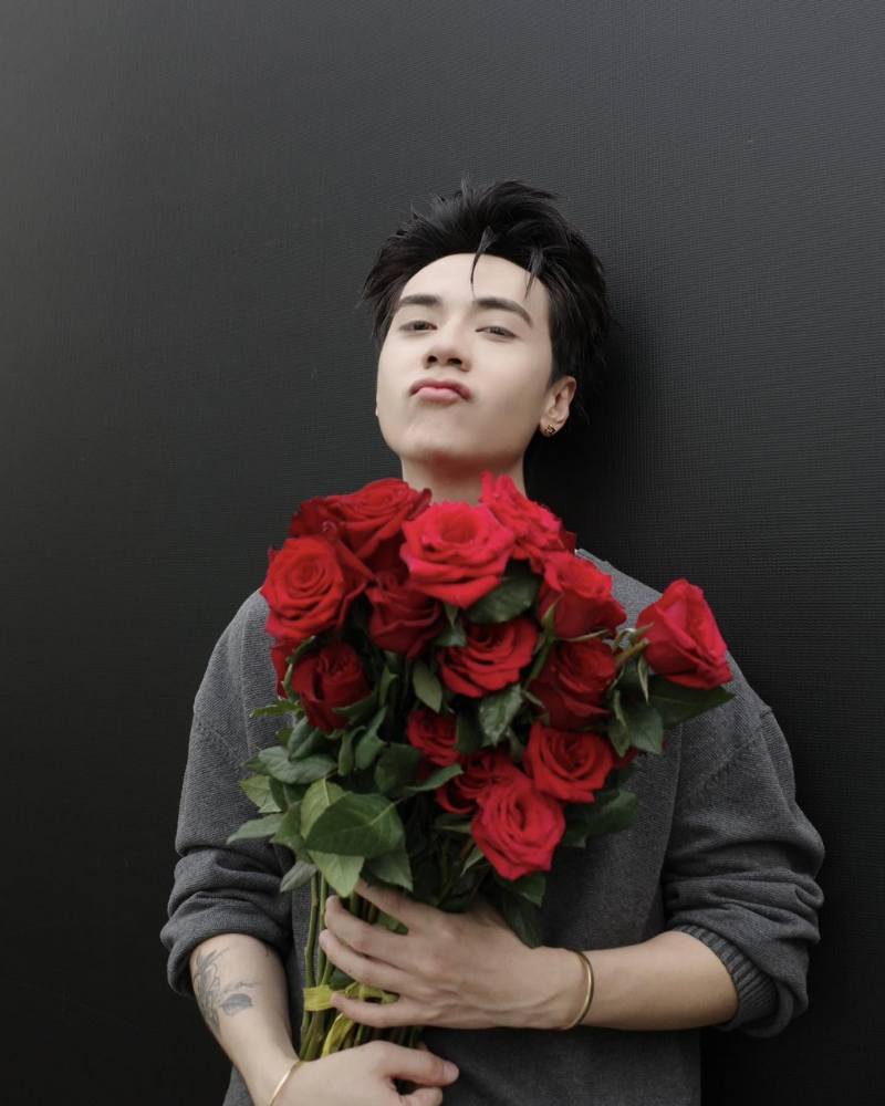 Quang Hùng ôm bó hoa hồng đáng yêu vô cùng