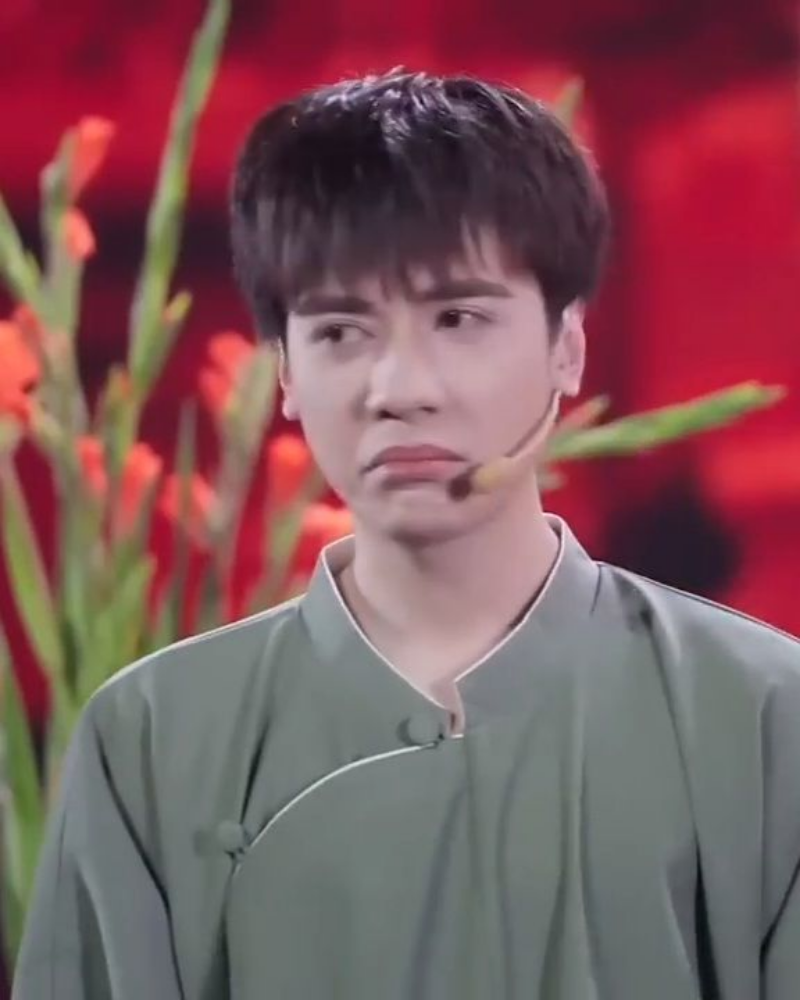 Meme Quang Hùng vô tri, vẻ mặt nũng nịu