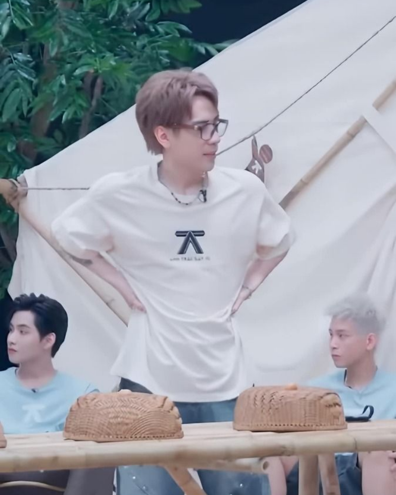 Hình chống nạnh tại Anh trai Say hi của Quang Hùng