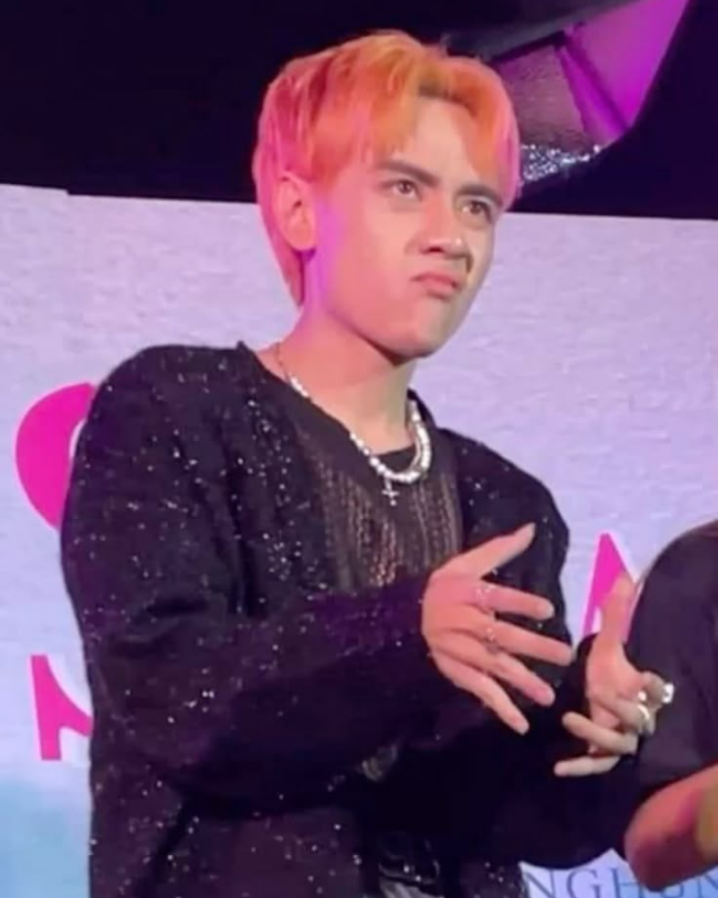 Ca sĩ Quang Hùng vô tri, cực sung trên sân khấu