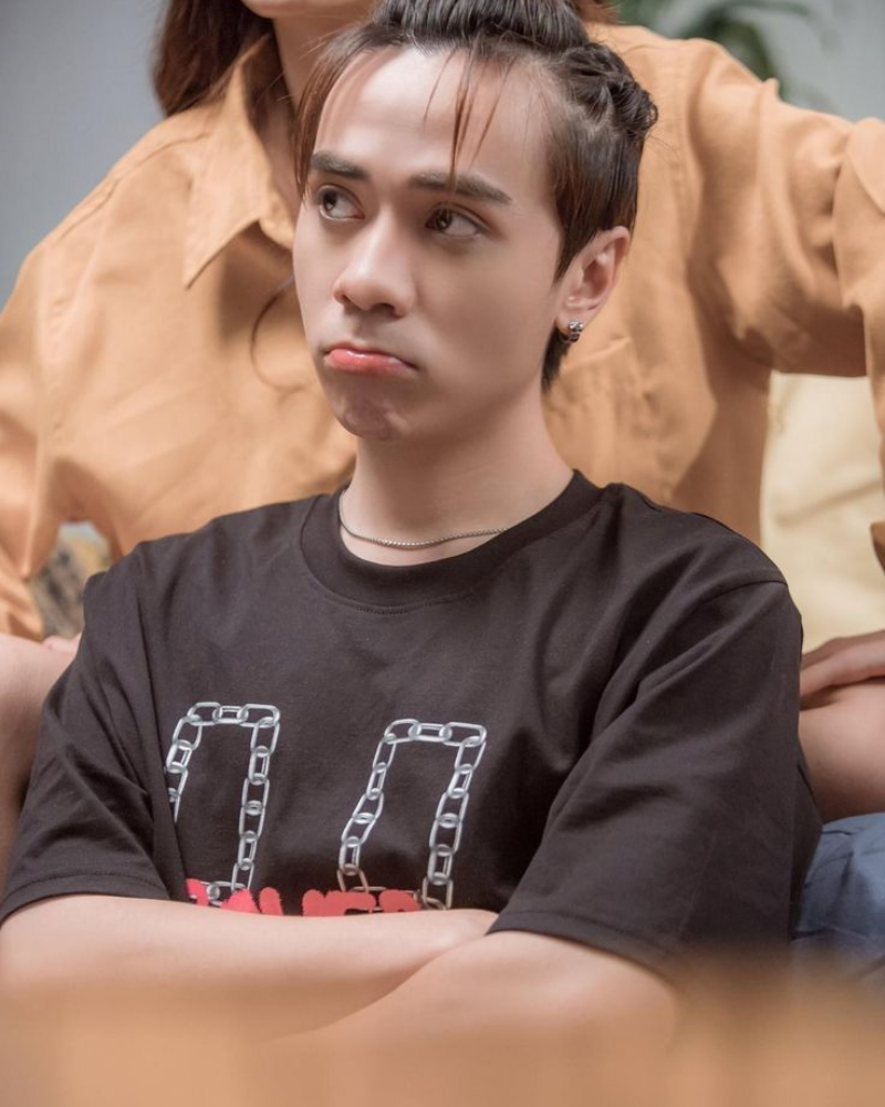 Ảnh búi tóc, bĩu môi cực vô tri của Quang Hùng