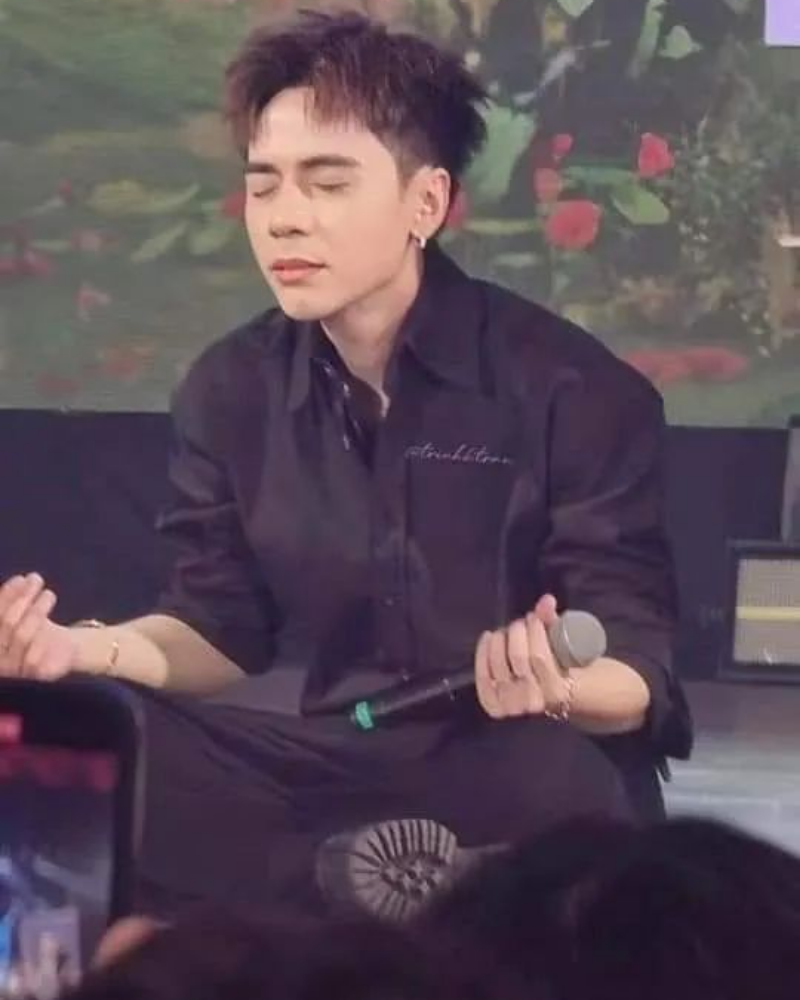 Ảnh Quang Hùng MasterD vô tri ngồi thiền gây cười cho fan