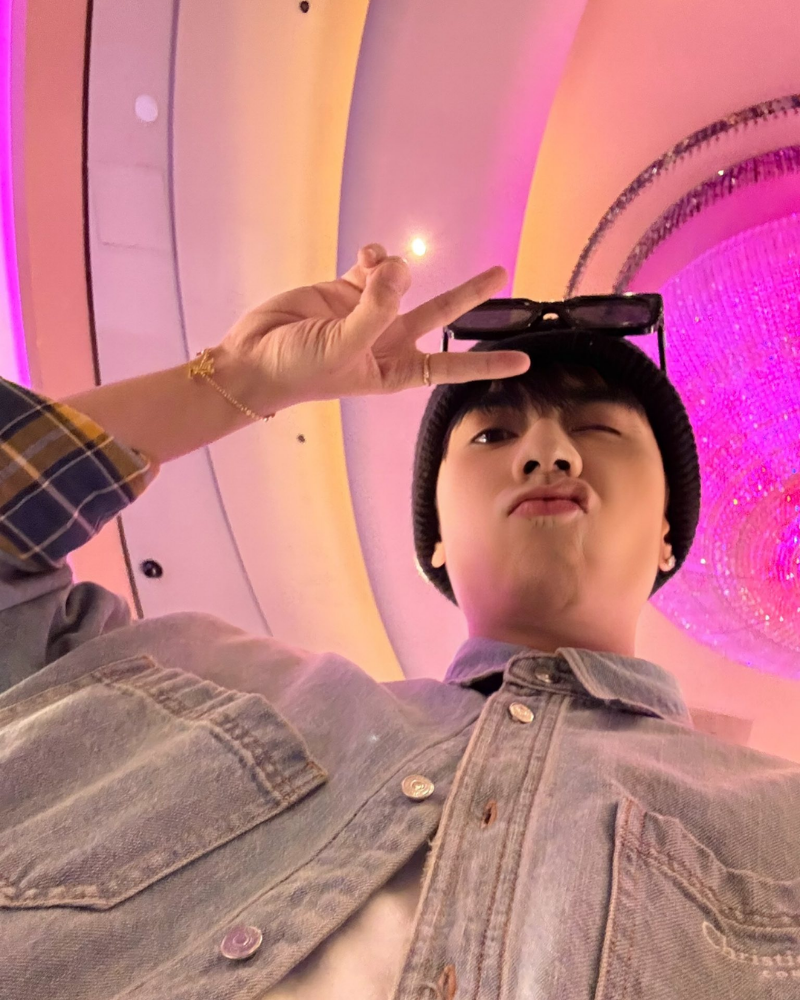 Quang Hùng say hi siêu cute