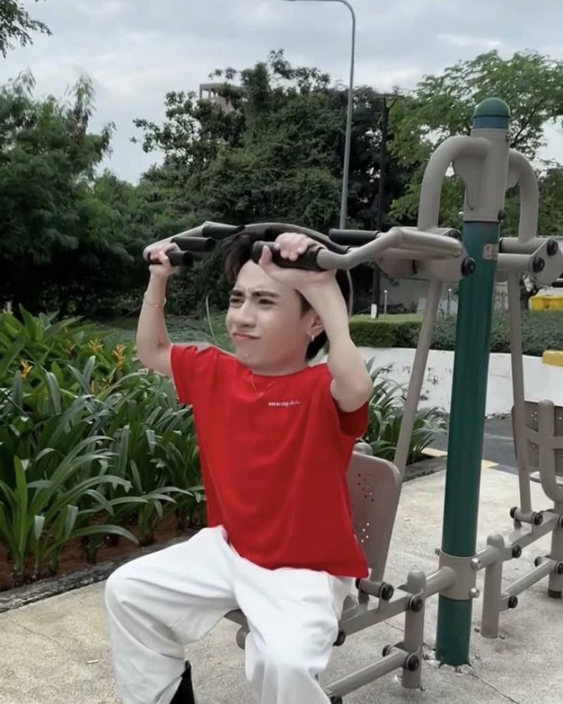 Ảnh Quang Hùng MasterD vô tri tập thể dục