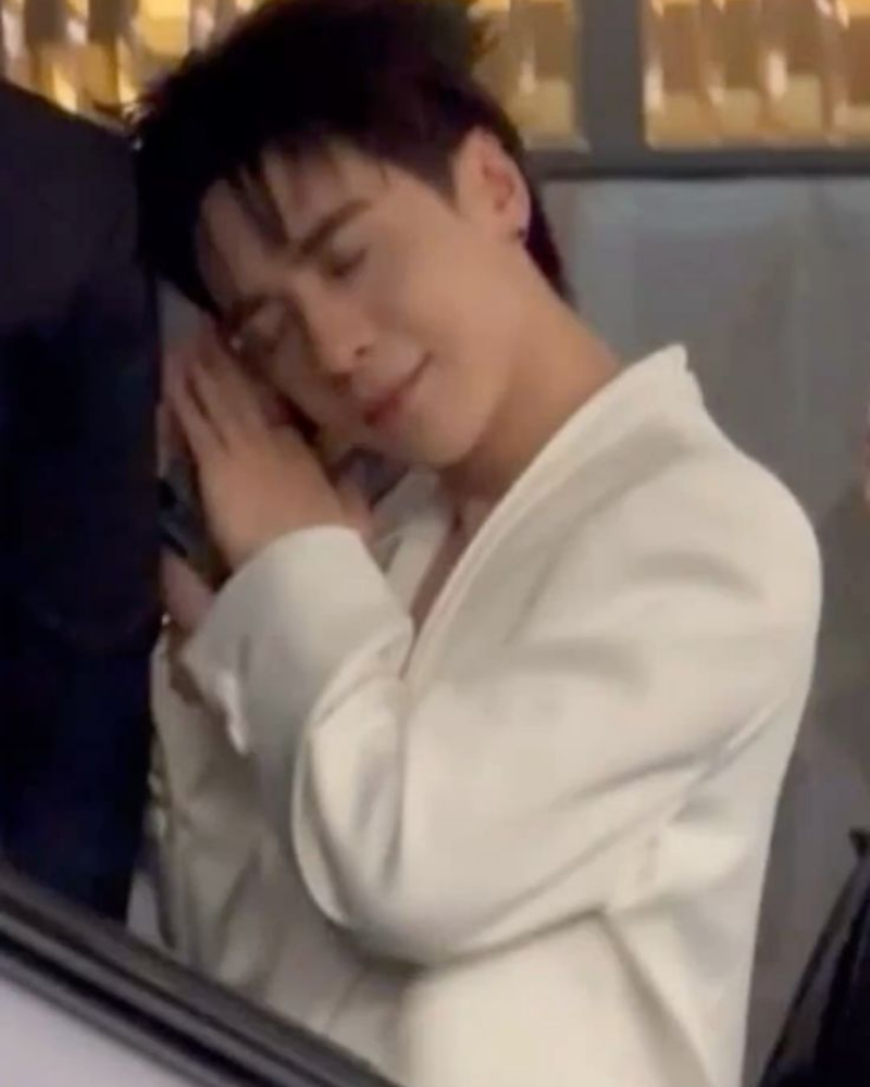 Ảnh dìm Quang Hùng vô tri giả vờ ngủ được fan chia sẻ rầm rộ