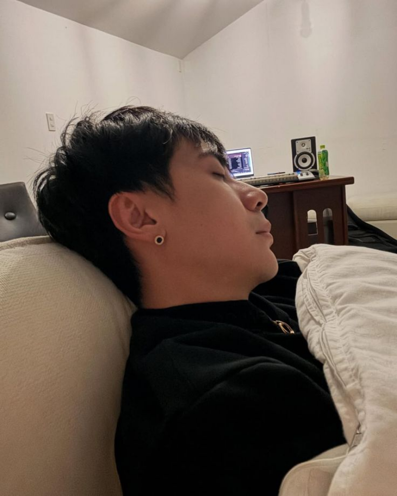 Ảnh dìm Quang Hùng khi ngủ trông vừa ngố vừa đáng yêu