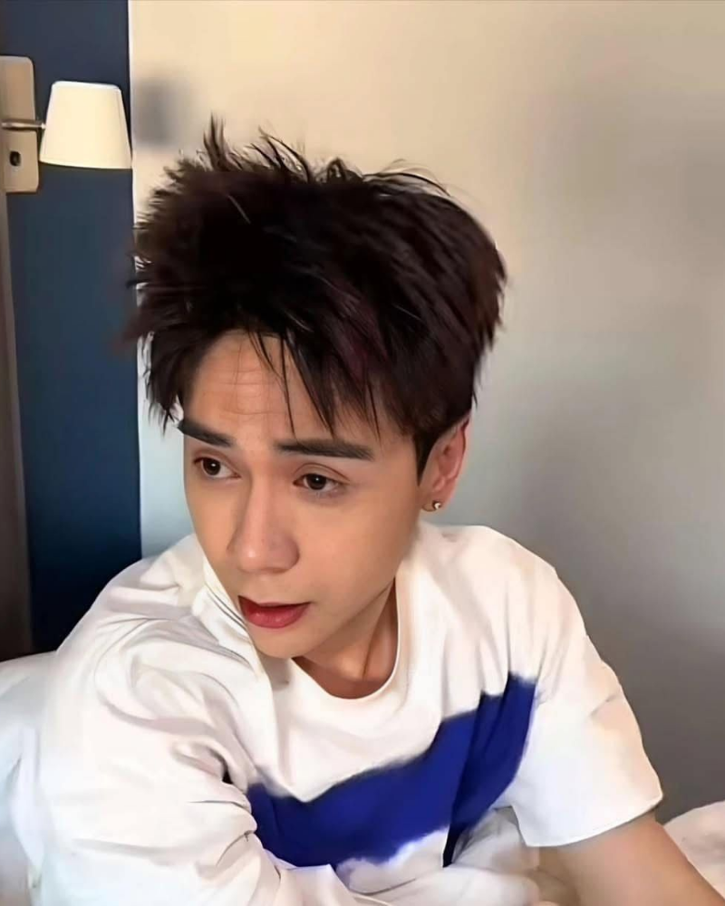 Biểu cảm mơ màng khi vừa thức giấc biến thành ảnh dìm bá đạo của Quang Hùng