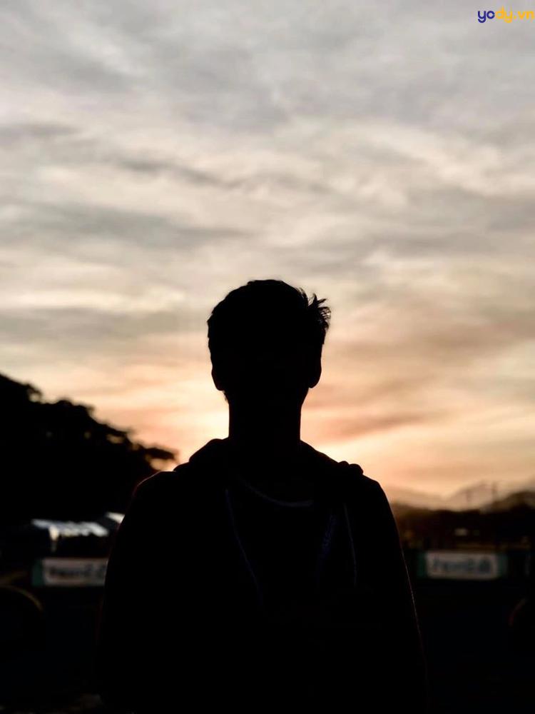 ảnh chụp sau lưng nam buồn