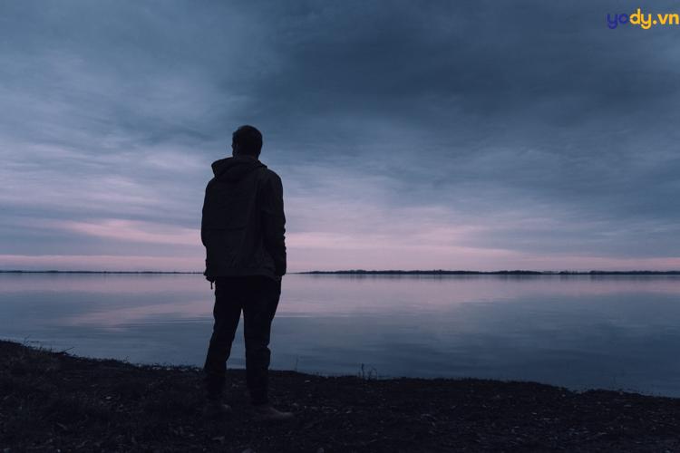 ảnh chụp sau lưng nam buồn