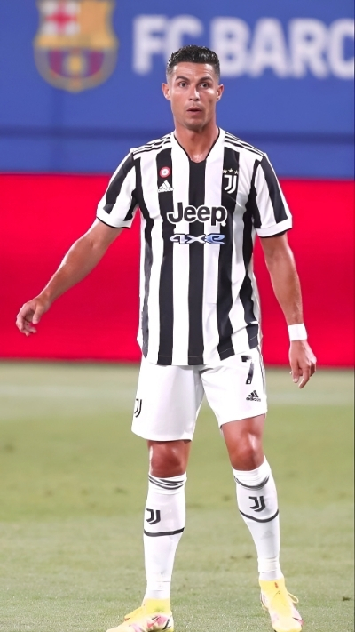 hình nền ronaldo juventus trên sân cỏ
