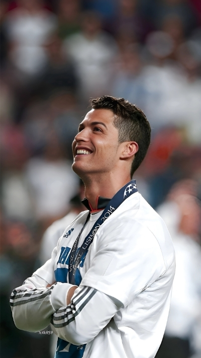 hình nền ronaldo cười tươi trong trận đấu
