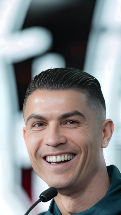 hình nền cristiano ronaldo cười với chiếc cúp