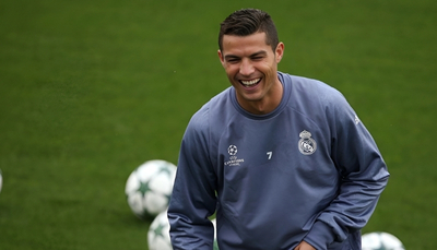 ảnh ronaldo chay máy tính 4k sắc nét