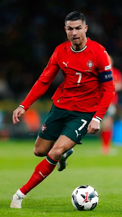 hình nền ronaldo đá bóng ở sân nhà