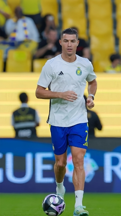 hình nền cr7 trên sân cỏ 4k sắc nét