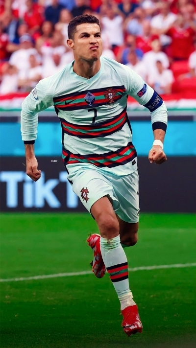 hình ảnh ronaldo trên sân cỏ cool ngầu