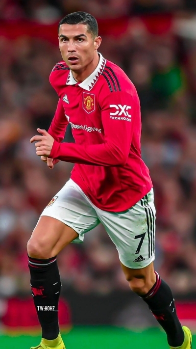 ảnh nền cr7 trên sân cỏ cool ngầu