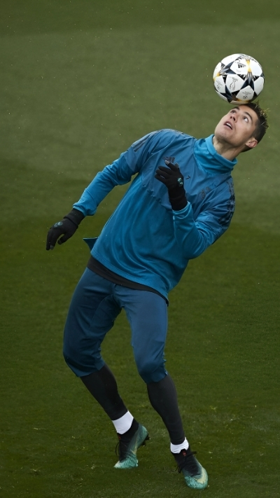 ảnh nền cr7 trên sân cỏ siêu ngầu