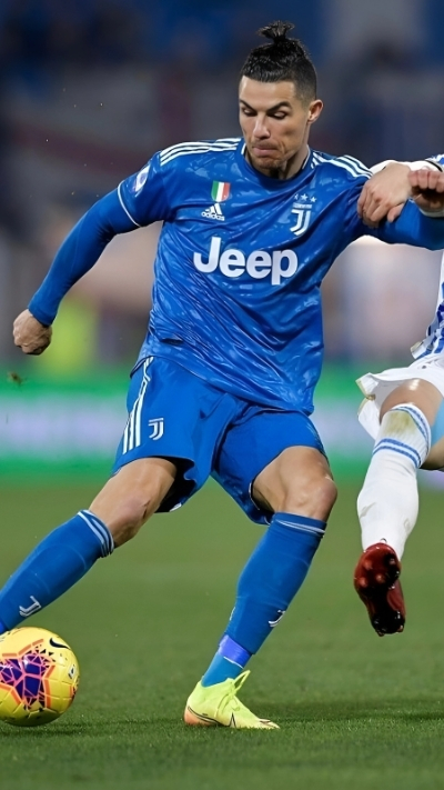 hình ronaldo trên sân cỏ cực chất