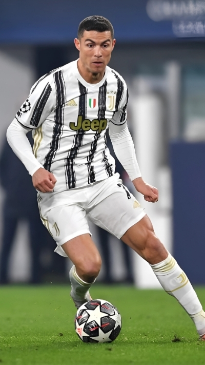 hình cr7 trên sân cỏ cool ngầu