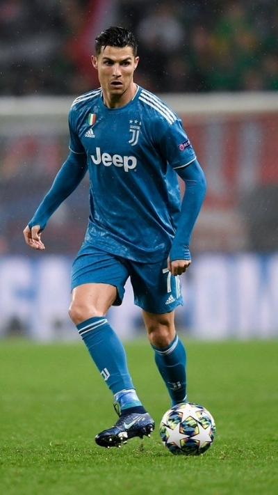 tải ngay hình nền ronaldo trên sân cỏ 4k