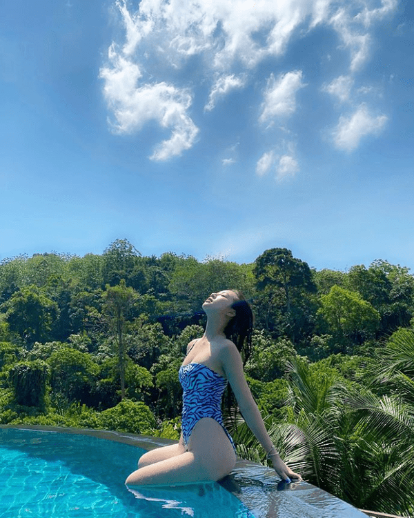 Body "bỏng mắt" của nữ ca sĩ khiến fan trầm trồ.