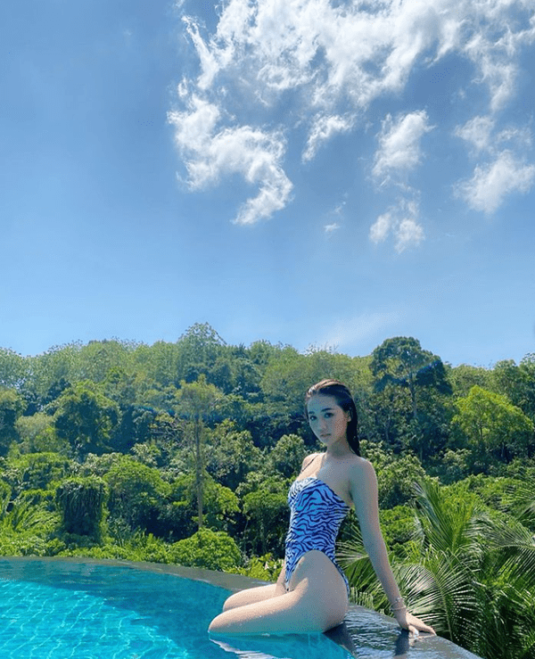 Bị chê bai vì bắt chước Jennie, AMEE "dằn mặt" netizen với style sexy