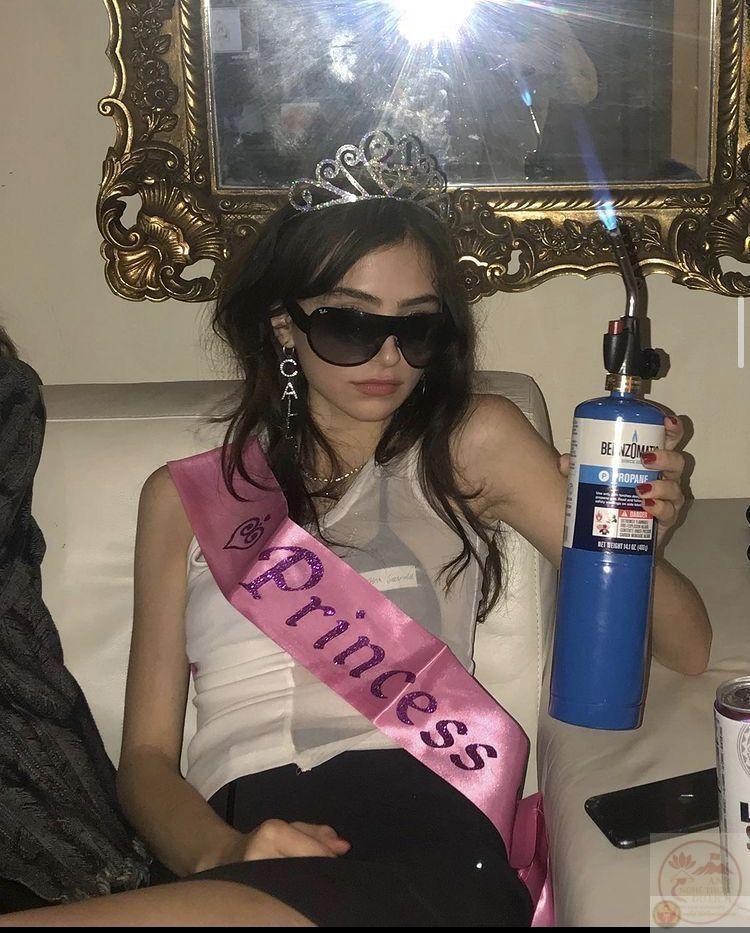 Chỉ cần thêm chữ slay thôi là bức ảnh này lan truyền khắp nơi