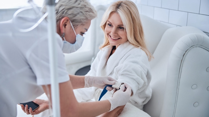 Truyền nước bị phù tay phải làm sao? Hướng dẫn cách xử lý phù hợp 4