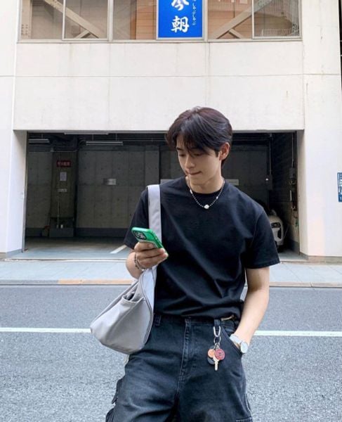 Boy phố với Áo thun basic