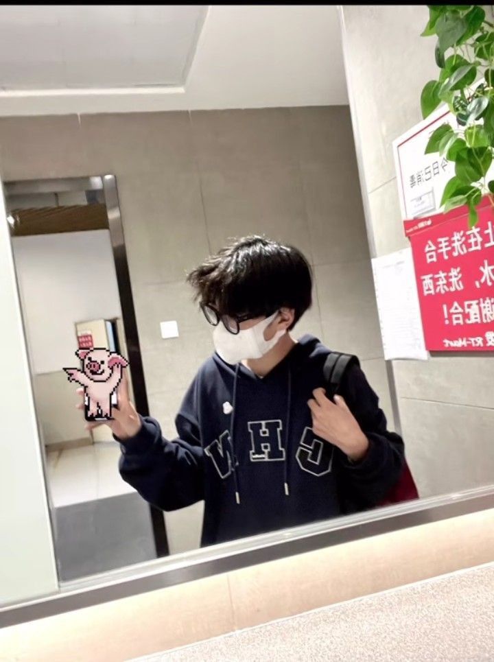 Ảnh con trai 12 tuổi che mặt