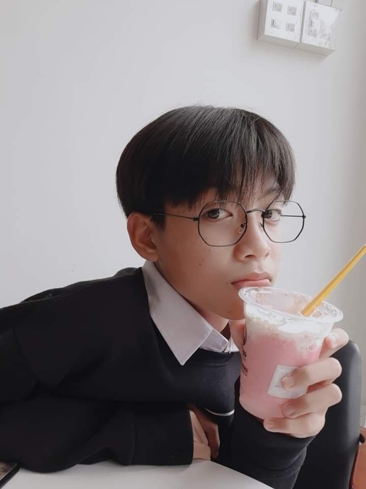 Bộ ảnh trai đẹp 13 tuổi che mặt được chia sẻ nhiều bởi sự độc đáo và mới lạ