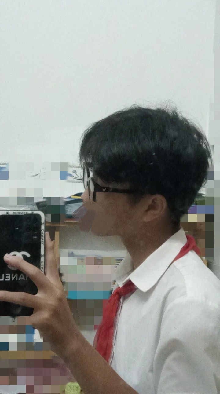 Ảnh trai đẹp 13 tuổi che mặt