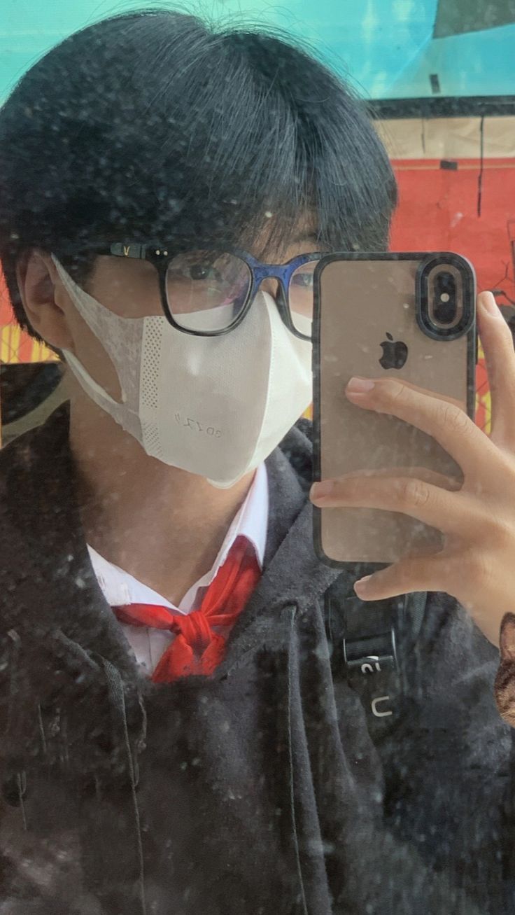 Hình ảnh trai 14 tuổi Việt Nam che mặt trở thành xu hướng được chia sẻ nhiều