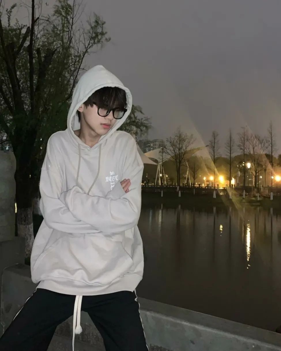 Hình ảnh con trai 12 tuổi giản dị nhưng vẫn khiến nhiều người ấn tượng và yêu thích