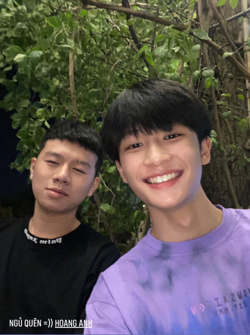 Hình ảnh trai đẹp 12 tuổi che mặt luôn tạo được sự tò mò và hứng thú cho người xem